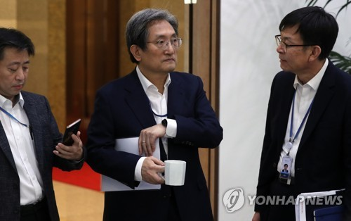 2019년 12우러 16일 청와대에서 수석·보좌관 회의 전 노영민 비서실장과 김상조 정책실장이 대화하고 있다. 왼쪽은 윤도한 국민소통수석. [연합뉴스 자료사진]