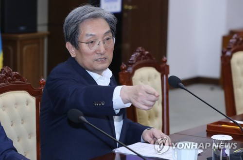 노영민 비서실장이 지난해 12월 16일 오후 청와대에서 수석·보좌관회의 전 참석자들과 대화하고 있다. [연합뉴스 자료사진]