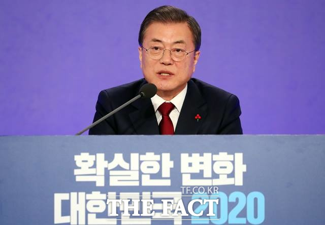 일각에서는 이를 우리정부가 '개별관광' 허용 카드를 꺼내기 전 북한과 미국에 보내는 메시지라고 보고 있다. 문재인 대통령이 14일 청와대 영빈관에서 열린 2020 대통령 신년기자회견에 참석해 취재진의 질문에 답변하고 있다. /뉴시스