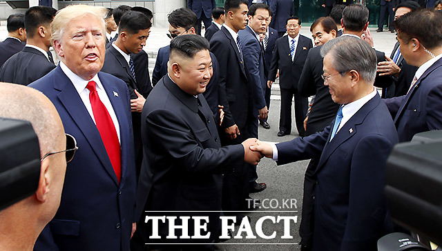 문재인 대통령의 신년사에 이어 강경화 외교부 장관, 김연철 통일부 장관 등 외교통일 관련 고위관계자들이 의미심장한 발언을 하고 나섰다. 문 대통령과 김정은 북한 국무위원장이 지난 6월 경기 파주 판문점 공동경비구역(JSA) 자유의 집 앞에서 악수하고 있다. /뉴시스