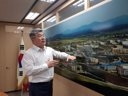 김진향 개성공업지구지원재단 이사장이 12일 서울 마포구 사무실 사무실에 걸려있는 개성공단 사진에 대해 설명하고 있다. 백소용 기자