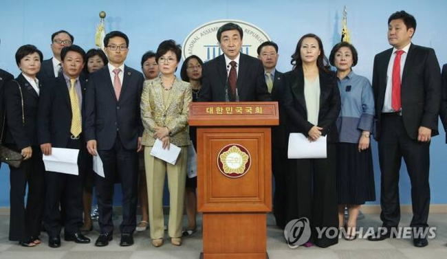 재외동포 권익신장 국적법 개정 촉구 기자회견 더불어민주당 이종걸 의원 및 한인협회장들이 2017년 9월 28일 국회 정론관에서 재외동포 권익신장과 국적법 개정 촉구 기자회견을 하고 있다. [연합뉴스 자료사진]